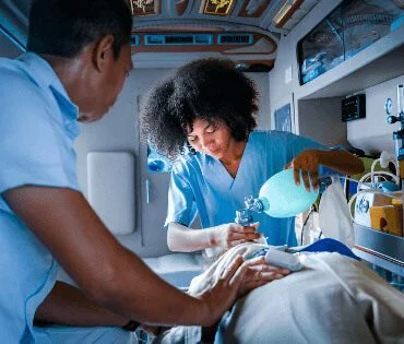 Soignants prenant en charge un patient à l'intérieur d'une ambulance